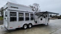 New '25 SMC Horse REDUCED $9000! Laramie 8413SSR-BEAUTIFUL INTERIOR. LOADED!  Hay Pod W/Platform & Much More