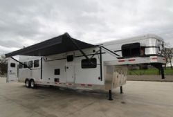 New '25 SMC Horse REDUCED $7800! Patriot 8415SRK Slide- 15ft SW-Gorgeous real wood interior- Sofa & Dinette-